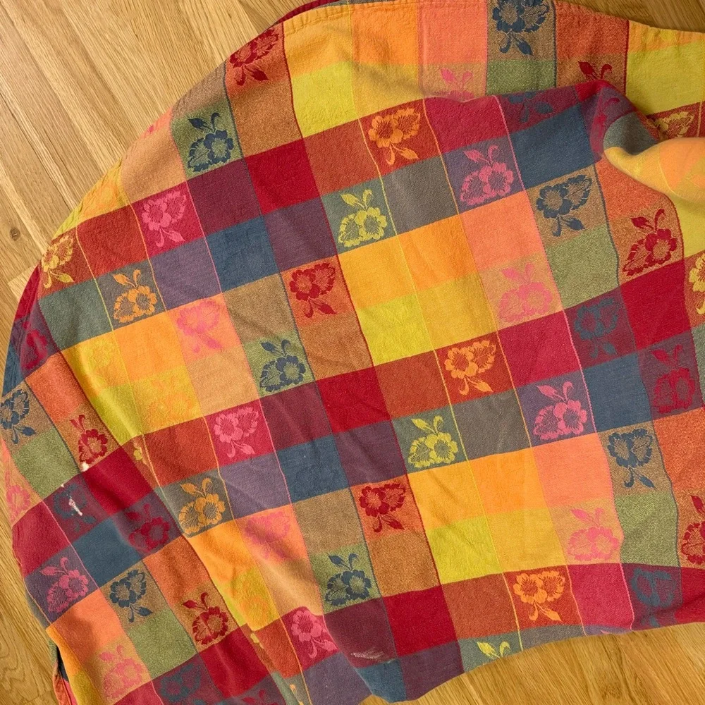 Vintage~ LINENSN-THINGS Round Tablecloth 60”